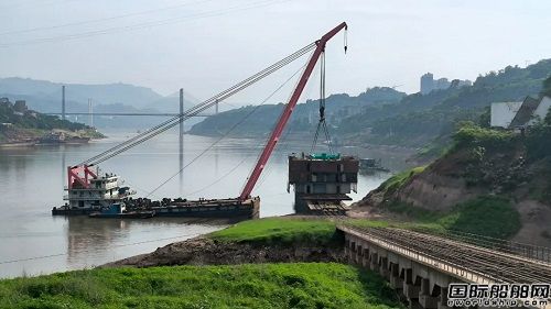 川東造船建造6300噸不銹鋼化學品船上建吊裝